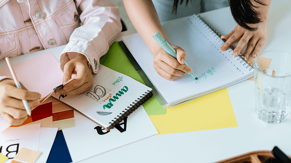 絵を書いている画像